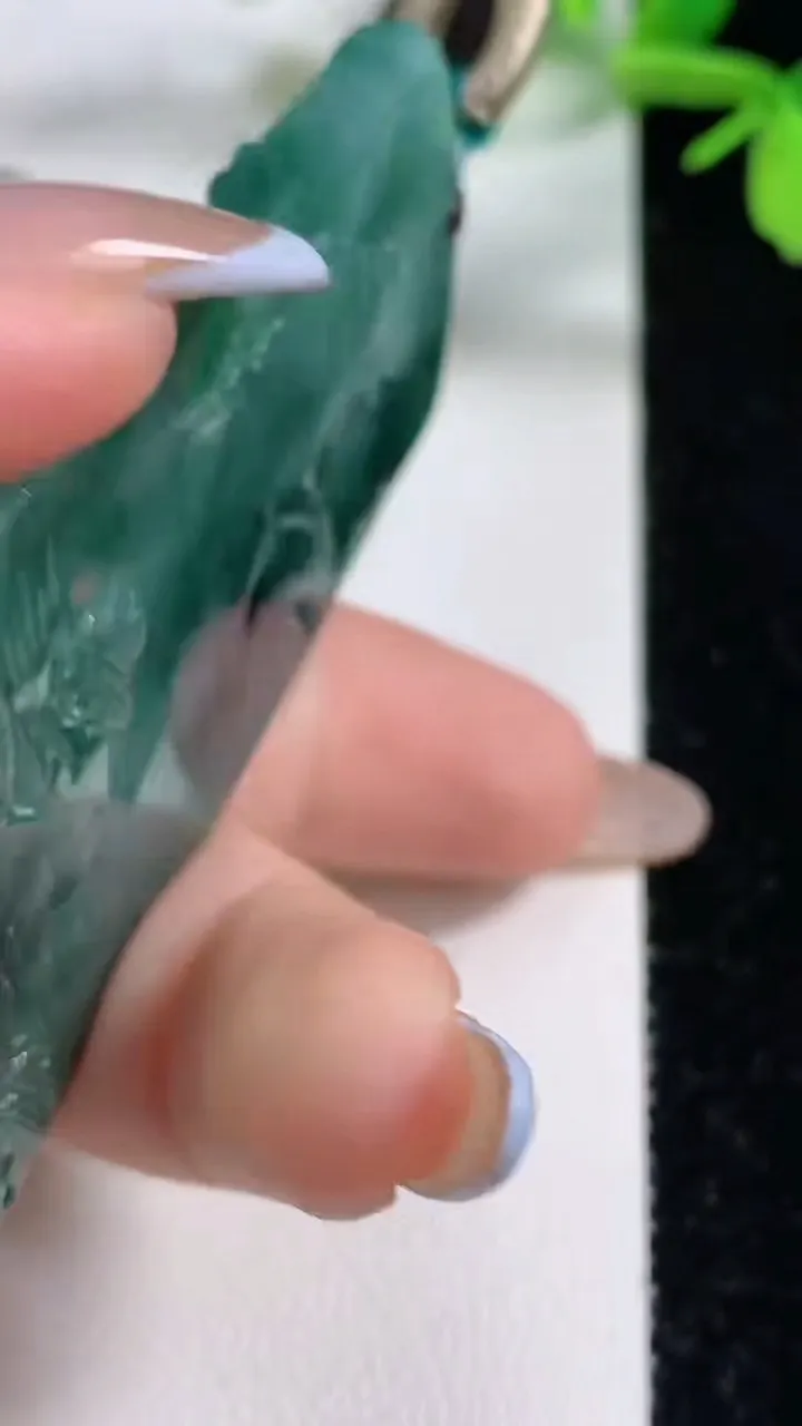 天然A货翡翠牌吊坠，尺寸70.2-38.3-5.8，重量:40.32g
11月3日