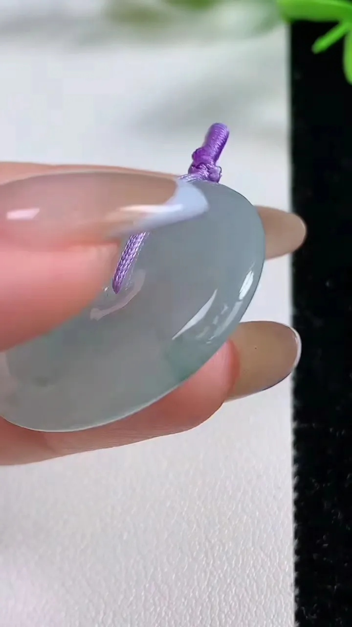 天然A货翡翠飘花平安扣吊坠，尺寸32.4-6，重量:14.35g
11月3日