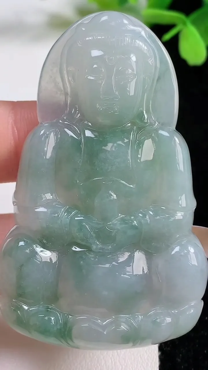 天然A货翡翠观音菩萨吊坠，尺寸62.6-39-5.8，重量:24.84g
11月3日