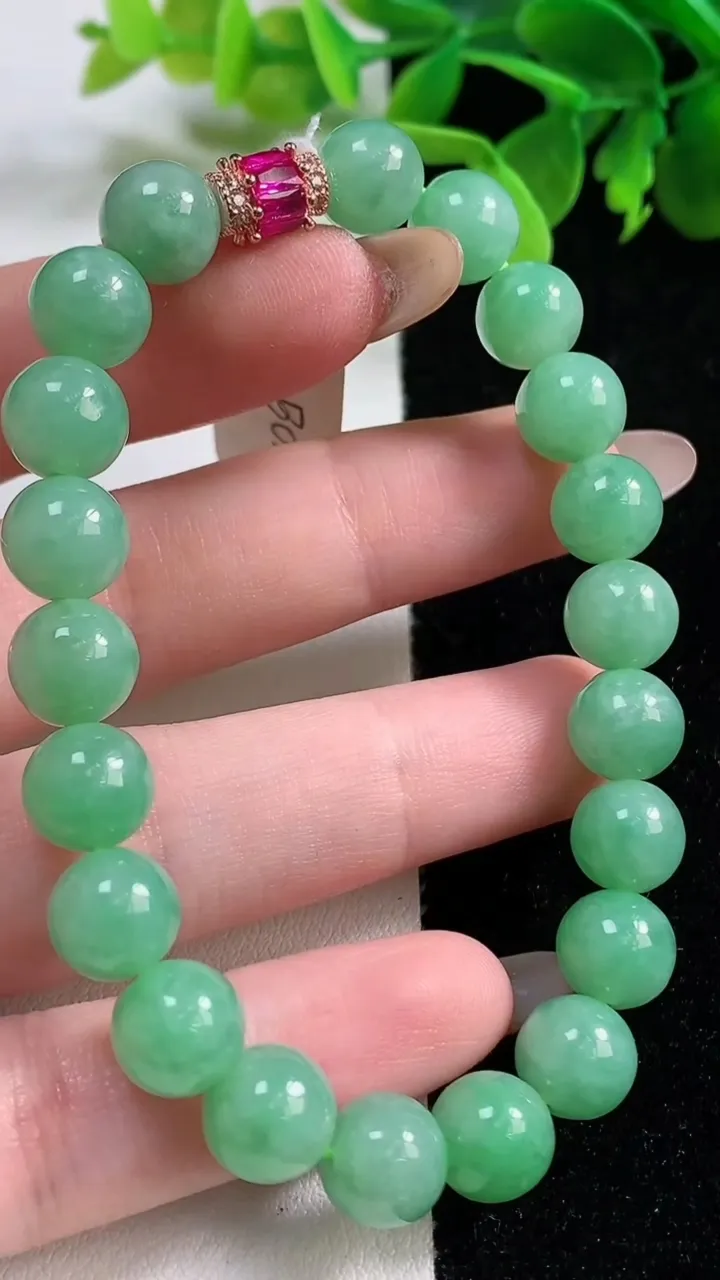 天然A货翡翠圆珠手串，尺寸8.7-21颗，重量:24.40g11月3日
工厂直销收藏佳品,种好水足，色泽均匀，有种有色，上手高大气！