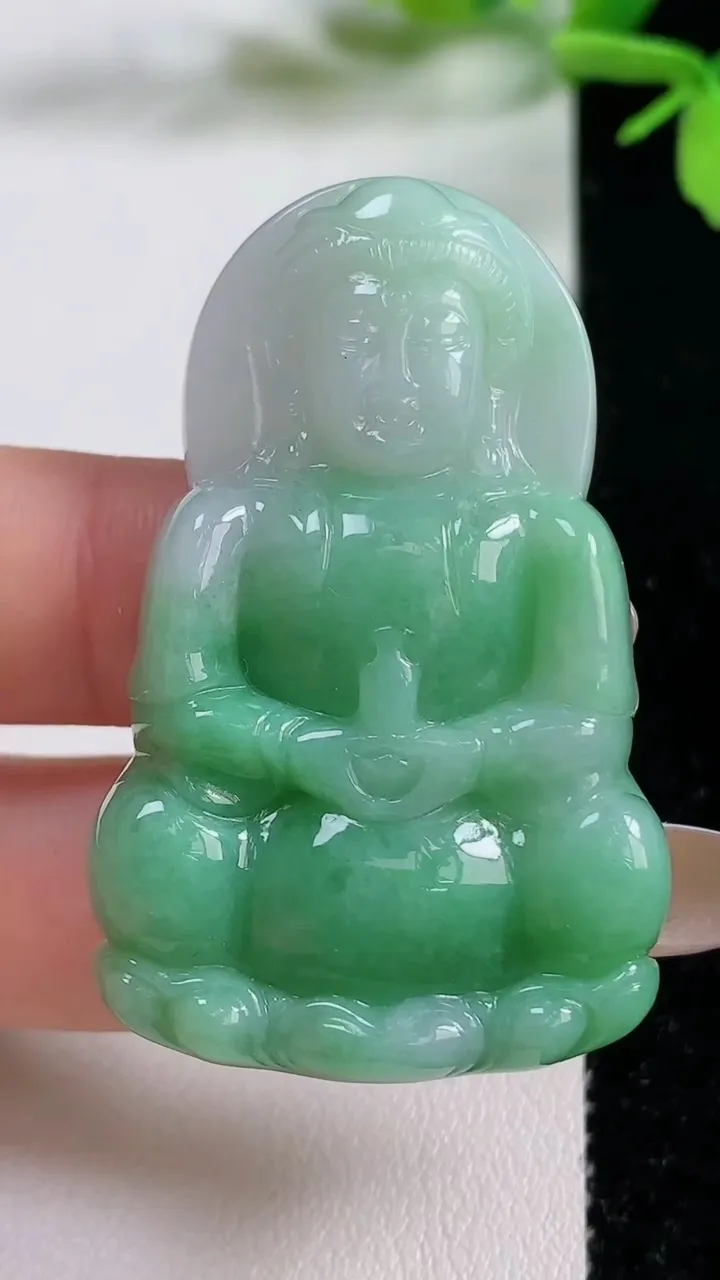 天然A货翡翠观音菩萨吊坠，尺寸48.7-30.7-6.9，重量:19.37g
11月3日