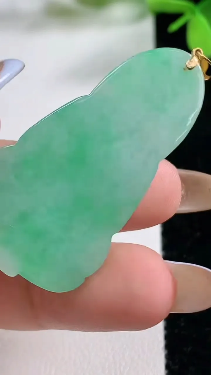 天然A货翡翠观音菩萨吊坠，尺寸44.3-23.5-5.4，重量:11.58g
11月3日