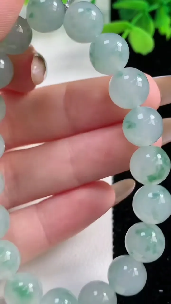 天然A货翡翠种飘花圆珠手串，尺寸10-19颗，重量:32.58g11月3日
工厂直销收藏佳品,种好水足，色泽均匀，有种有色，上手高大气！