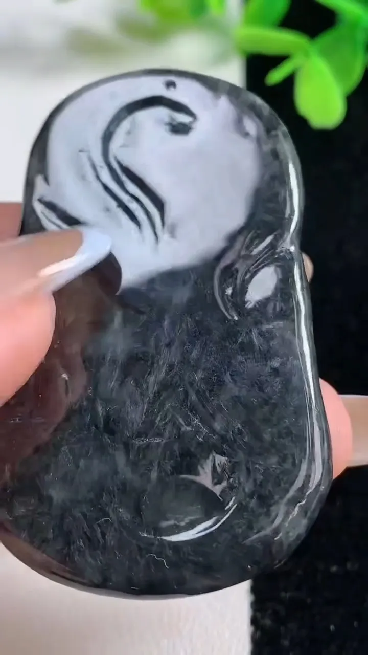 天然A货翡翠馗吊坠，尺寸57.4-35.2-7.2，重量:30.22g
11月3日