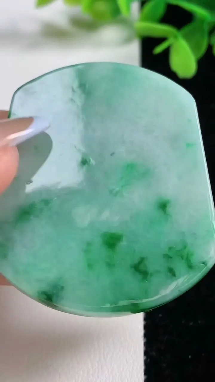 天然A货翡翠无事牌镶嵌件，尺寸52-44-5.5，重量:33.11g
11月3日