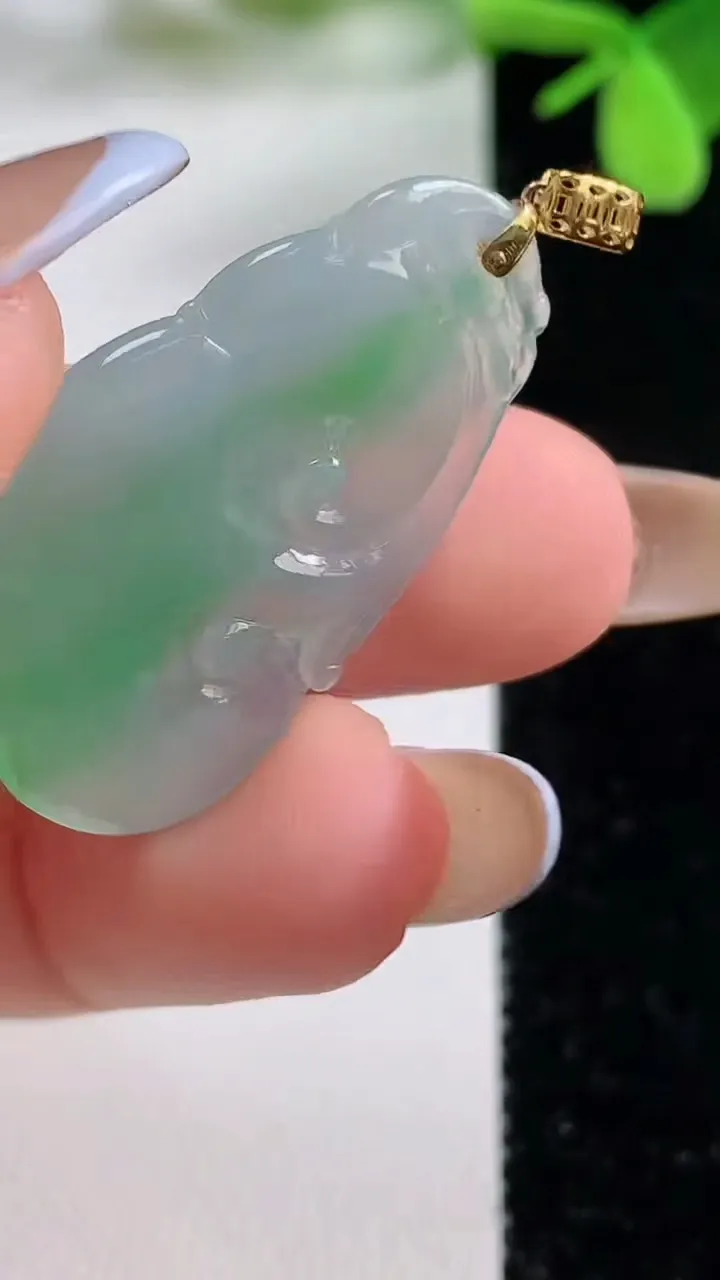 天然A货翡翠如意吊坠，尺寸32.8-19-4，重量:4.33g
11月3日