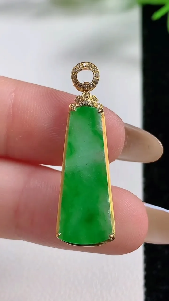 天然A货翡翠无事牌吊坠，尺寸33.4-10.5-4.6，裸石24.4-9.7重量:1.85g
11月