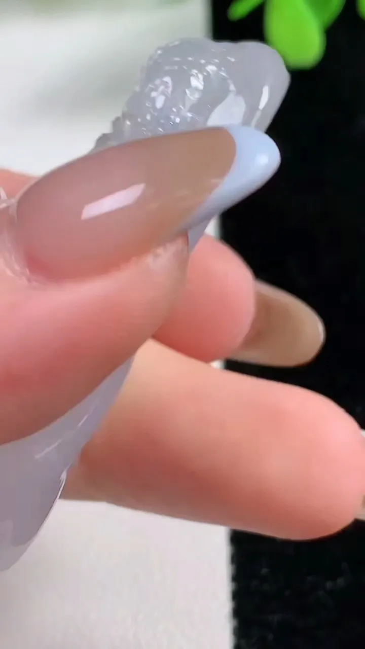 天然A货翡翠龙牌吊坠，尺寸52.6-20.7-13.2，重量:26.10g
11月3日