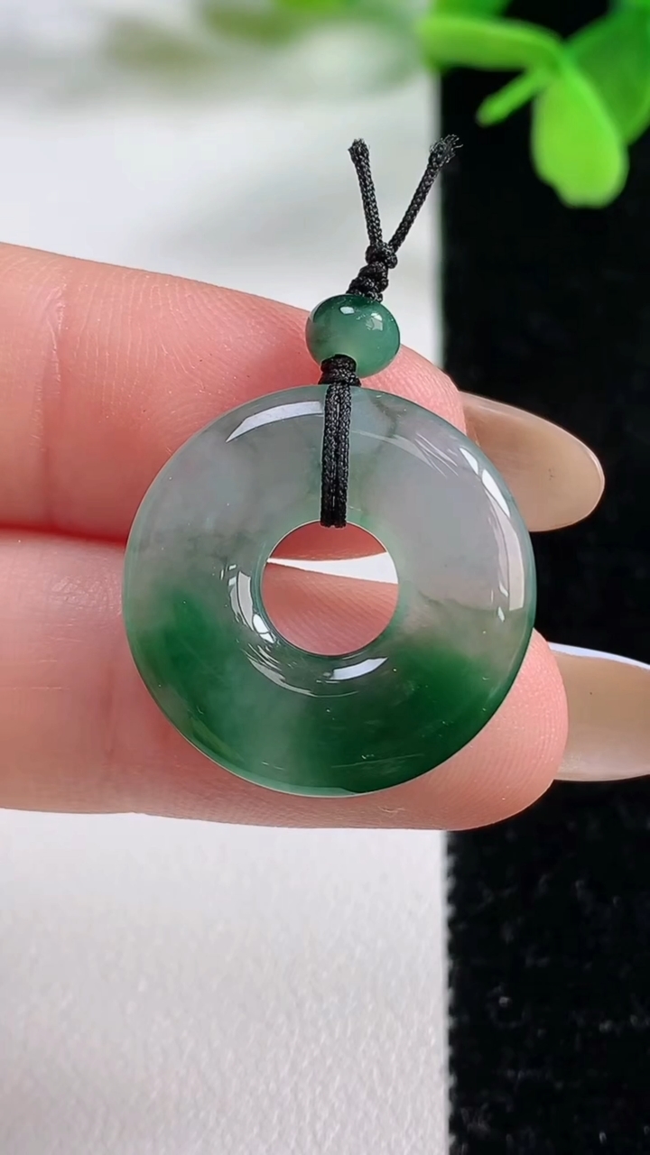 天然A货翡翠平安环吊坠，尺寸21.5-3，重量:2.94g
11月3日