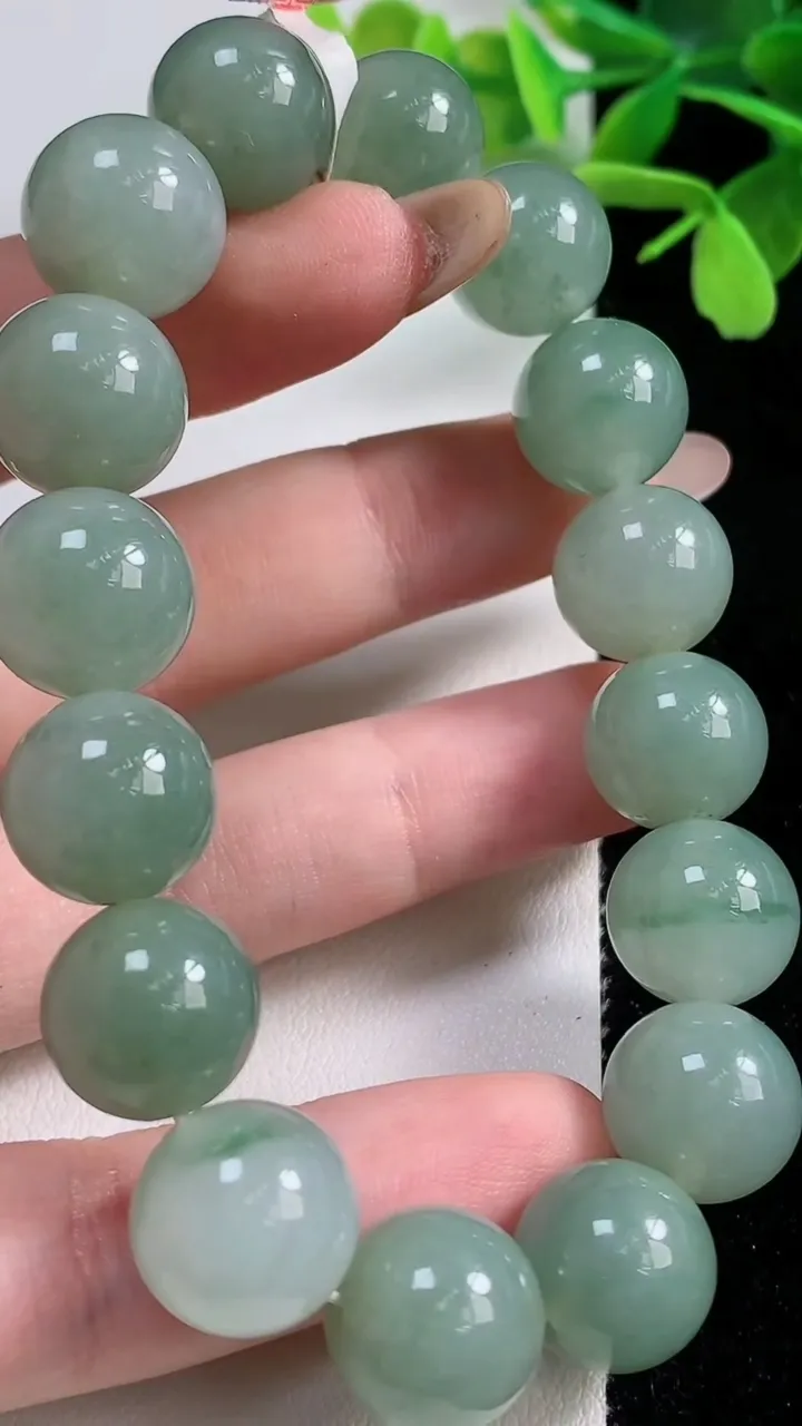 天然A货翡翠圆珠手串，尺寸12.9-16颗，重量:58.53g11月3日
工厂直销收藏佳品,种好水足，色泽均匀，有种有色，上手高大气！