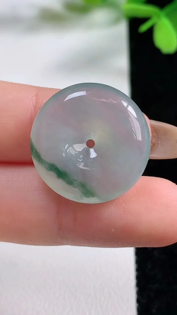 天然A货翡翠冰种飘花平安扣吊坠，尺寸22-5.2，重量:5.58g
11月3日