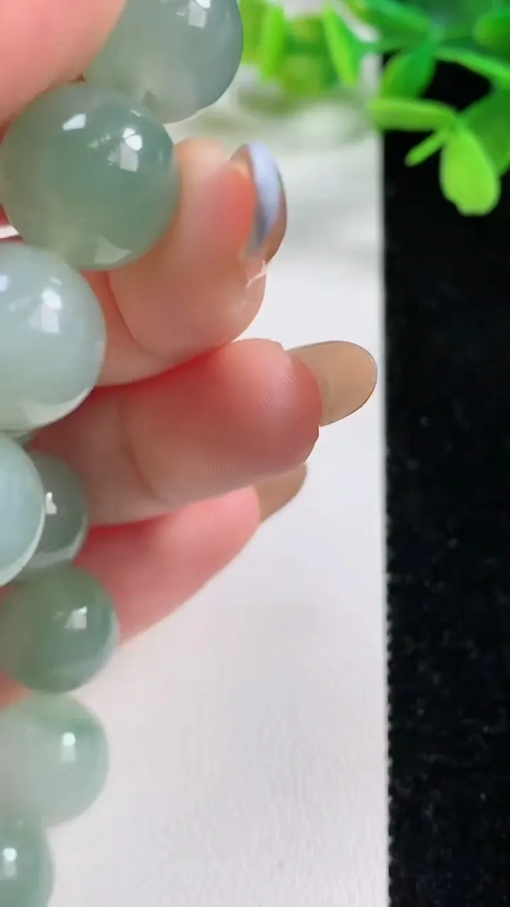天然A货翡翠圆珠手串，尺寸12.9-16颗，重量:58.53g11月3日
工厂直销收藏佳品,种好水足，色泽均匀，有种有色，上手高大气！
