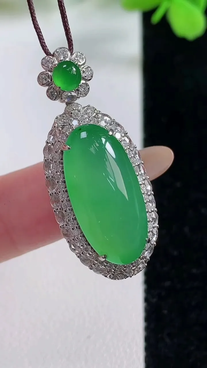 天然A货翡翠蛋面吊坠，尺寸35.4-14.8-10.2，裸石20.6-10.8重量:6.44g
11月3日