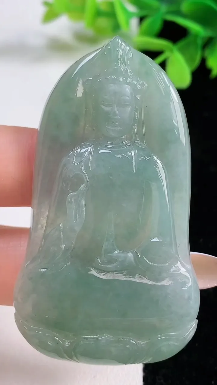 天然A货翡翠观音菩萨吊坠，尺寸61.3-34.8-5.8，重量:24.67g
11月3日