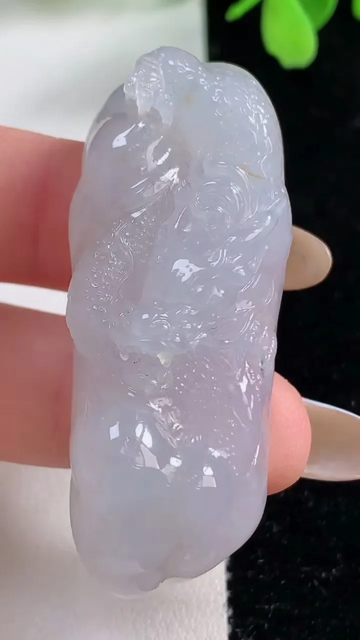 天然A货翡翠龙牌吊坠，尺寸52.6-20.7-13.2，重量:26.10g
11月3日