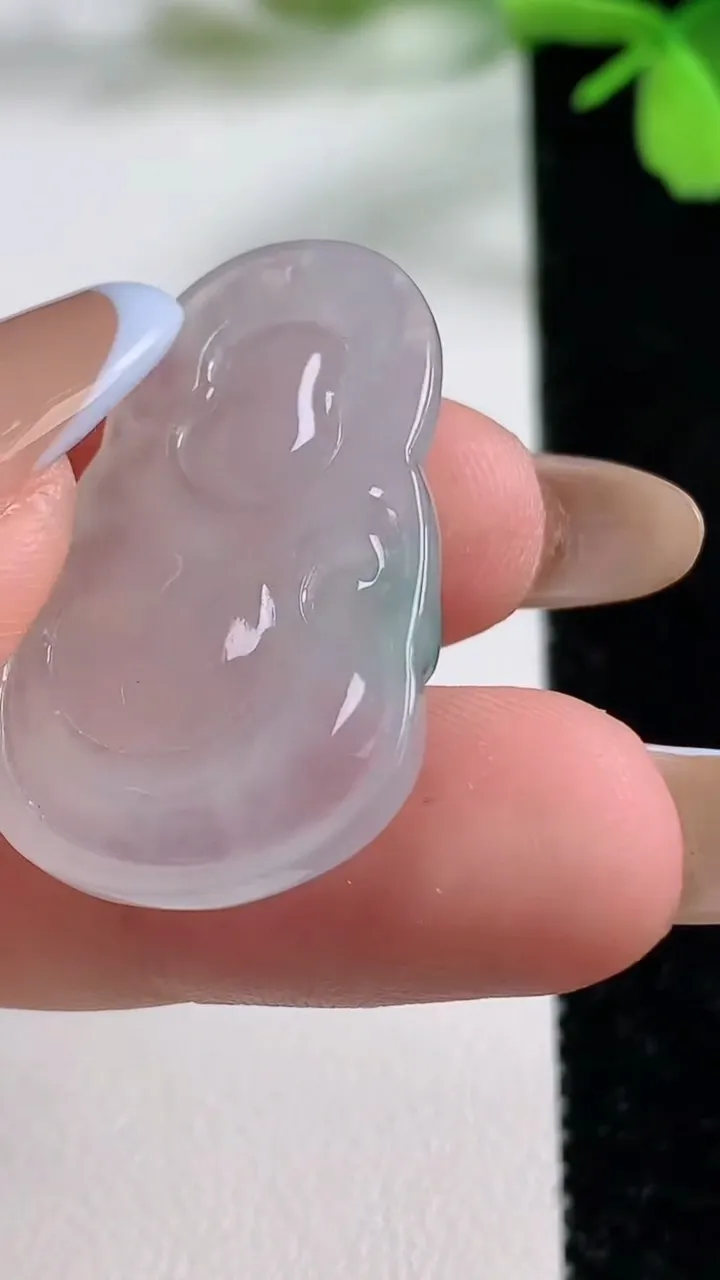 天然A货翡翠如意吊坠，尺寸32.8-21.6-5，重量:6.71g
11月3日