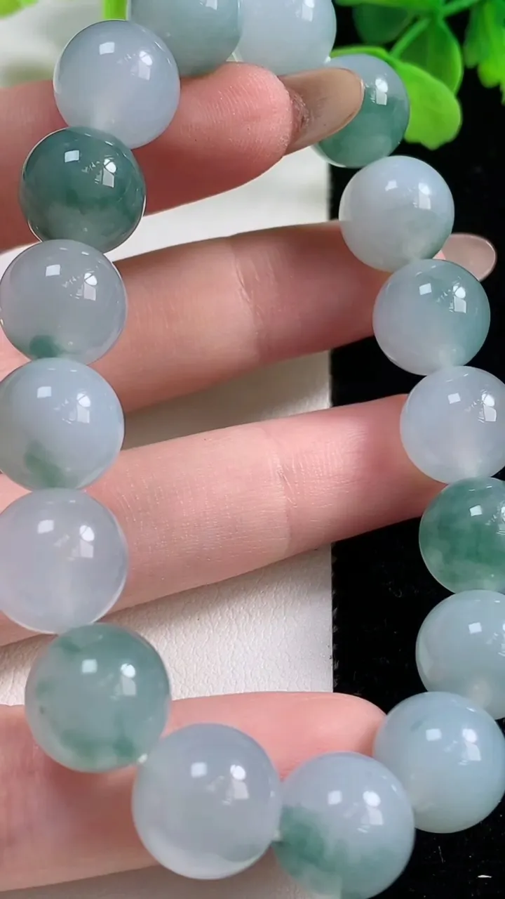 天然A货翡翠种飘花圆珠手串，尺寸11.8-17颗，重量:47.12g11月3日
工厂直销收藏佳品,种