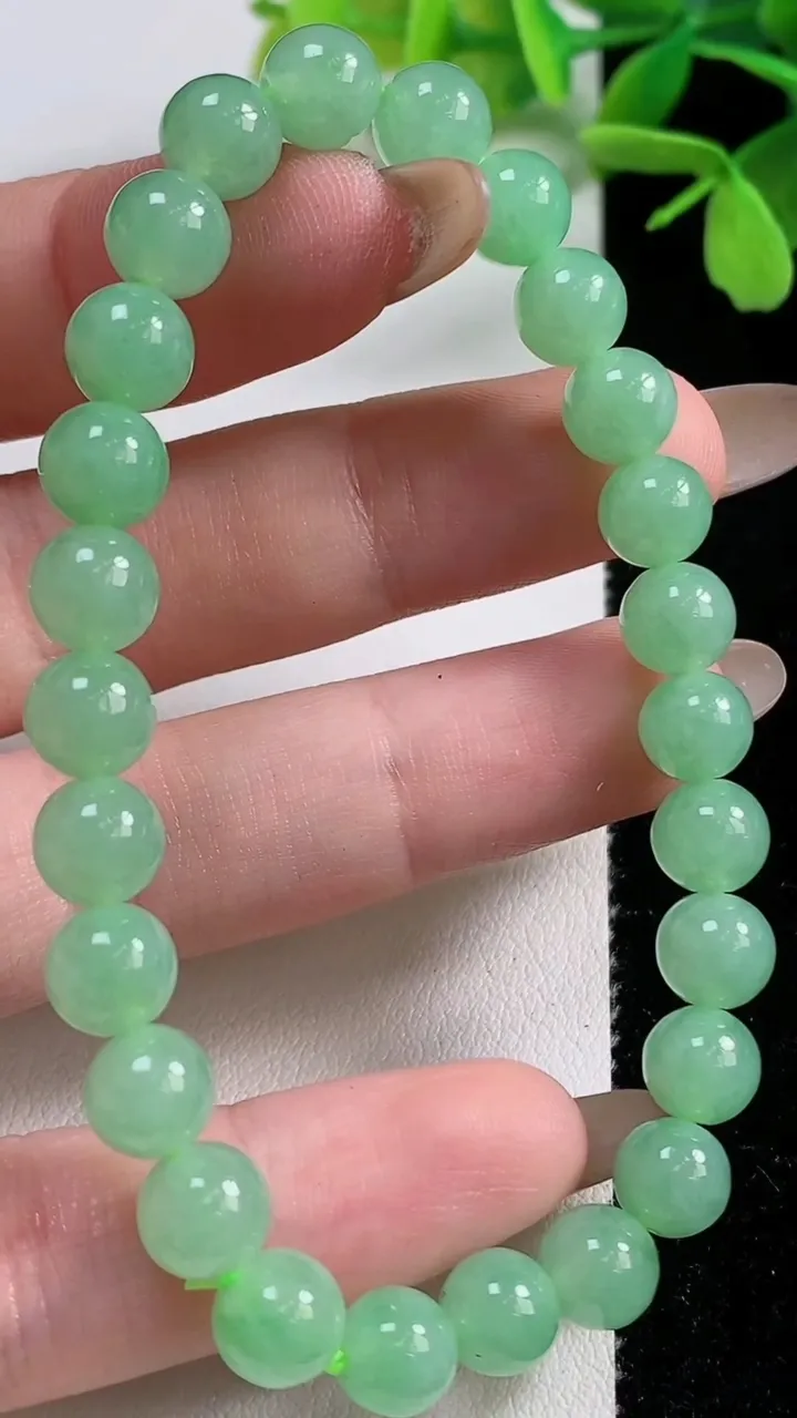 天然A货翡翠圆珠手串，尺寸7.2-26颗，重量:16.41g11月3日
工厂直销收藏佳品,种好水足，色泽均匀，有种有色，上手高大气！