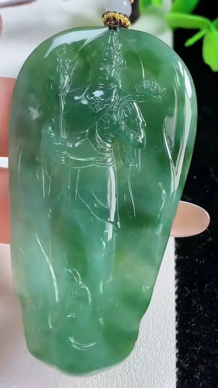 天然A货翡翠虚空藏菩萨吊坠，尺寸68.3-38.1-6.3，重量:28.46g
11月3日