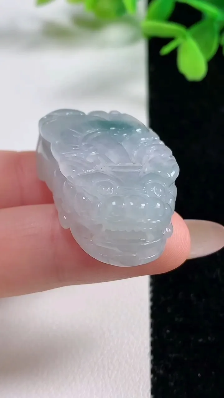 天然A货翡翠冰种飘花貔貅吊坠，尺寸37.5-20.8-11.3，重量:21.15g
11月3日