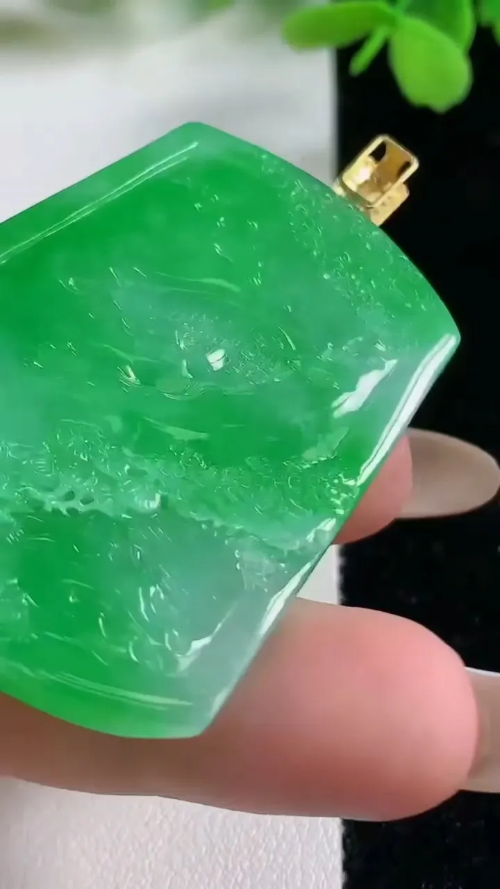 天然A货翡翠山水牌吊坠，尺寸48.7-37.2-6.8，重量:26.24g
11月3日