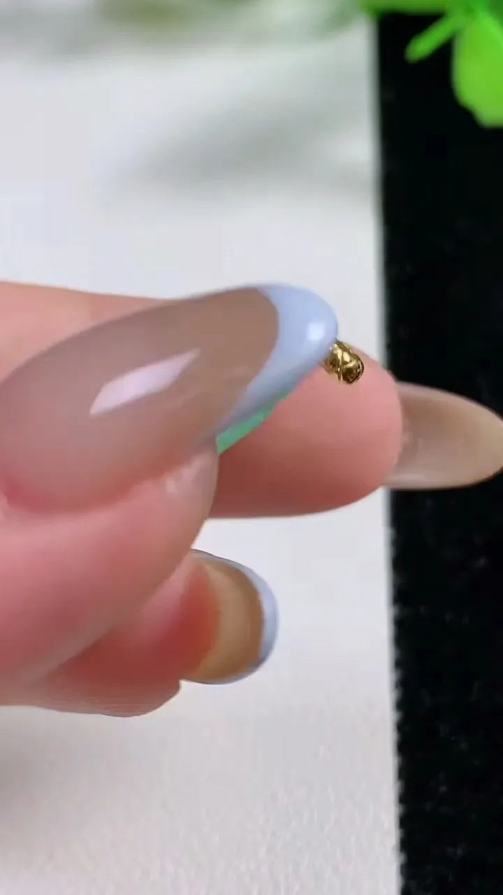 天然A货翡翠如意吊坠，尺寸24-18-5，重量:4.13g
11月3日