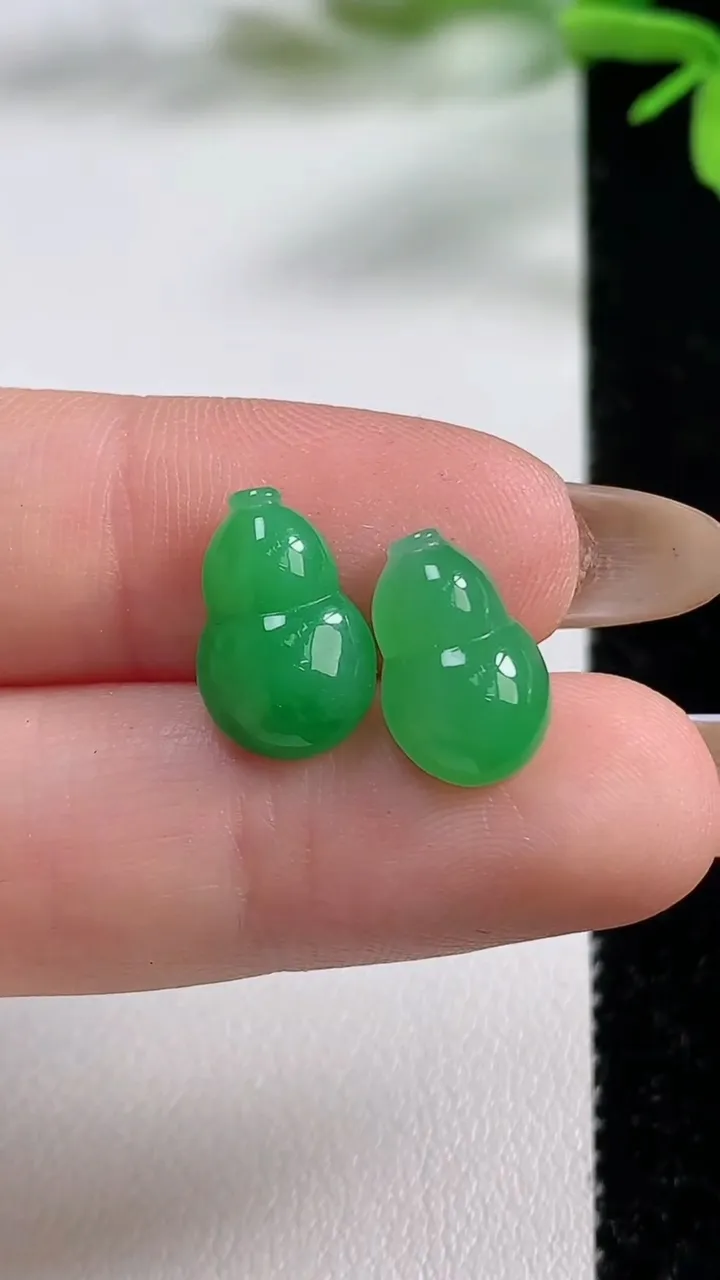 天然A货翡翠葫芦镶嵌件一对，尺寸12.8-6.7-4.2，重量:1.66g
11月3日