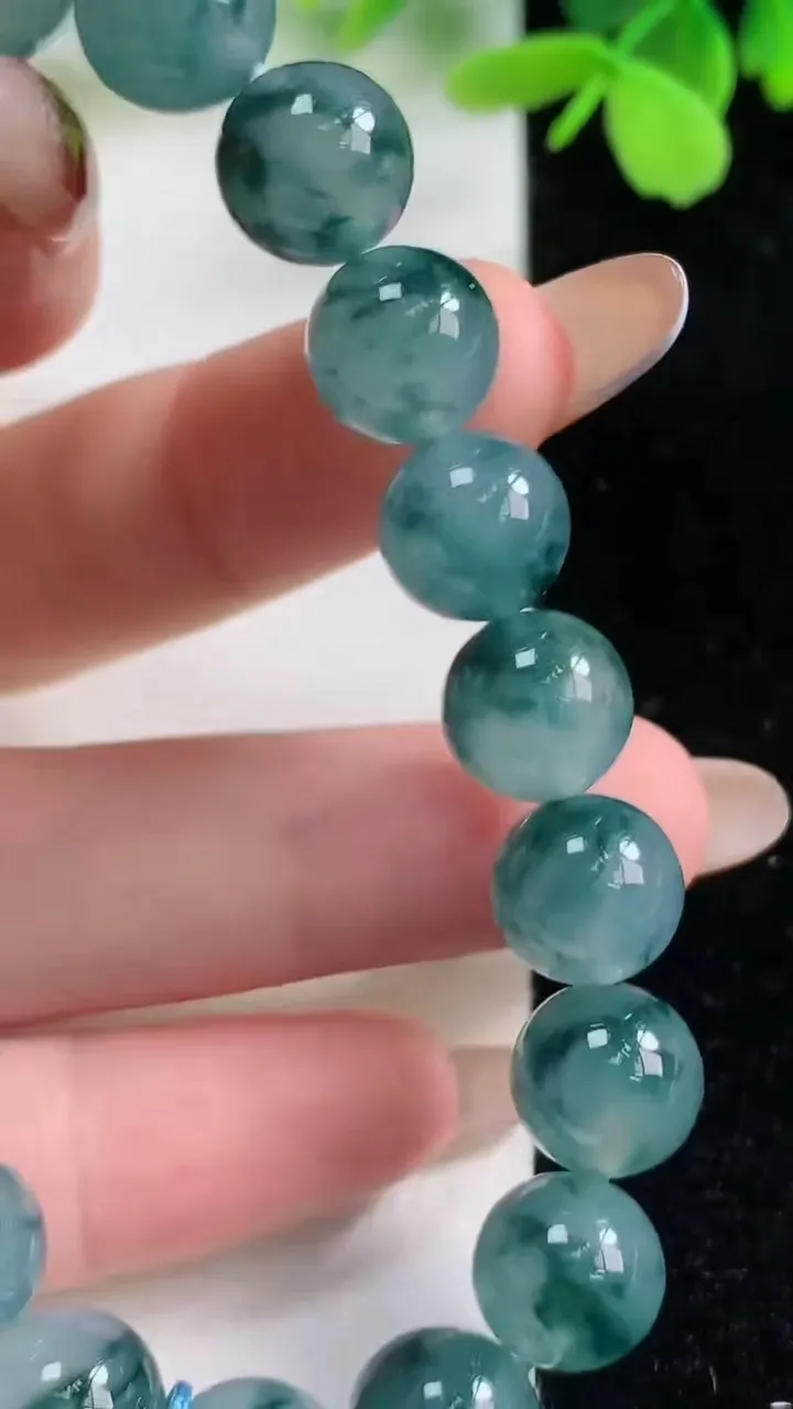 天然A货翡翠种飘花圆珠手串，尺寸9.8-20颗，重量:33.73g11月3日
工厂直销收藏佳品,种好水足，色泽均匀，有种有色，上手高大气！
