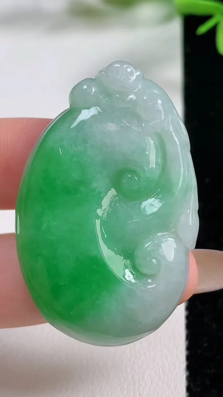 天然A货翡翠如意吊坠，尺寸44.8-28.4-6.4，重量:15.40g
11月3日