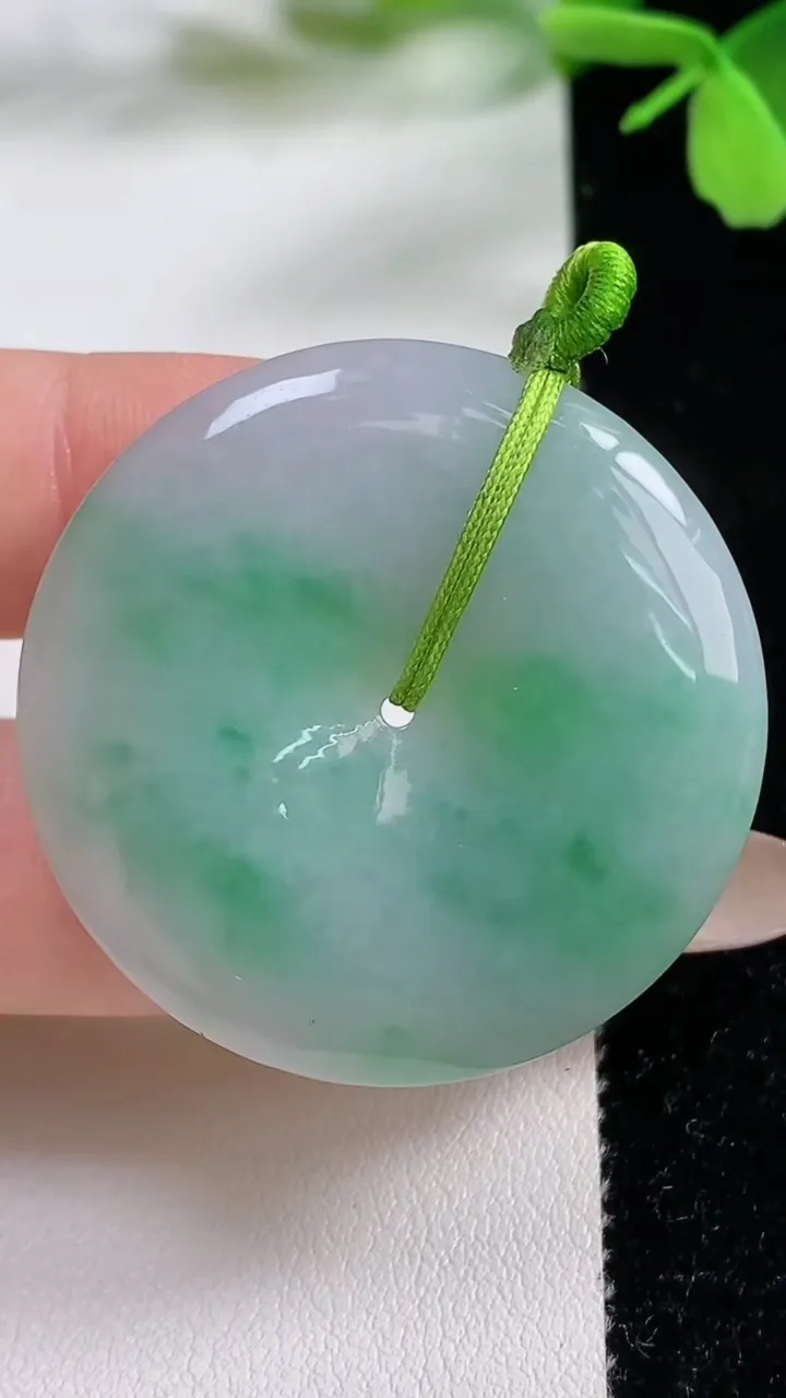 天然A货翡翠逍遥佛吊坠，尺寸52.4-36.5-8.7，重量:29.13g
11月3日