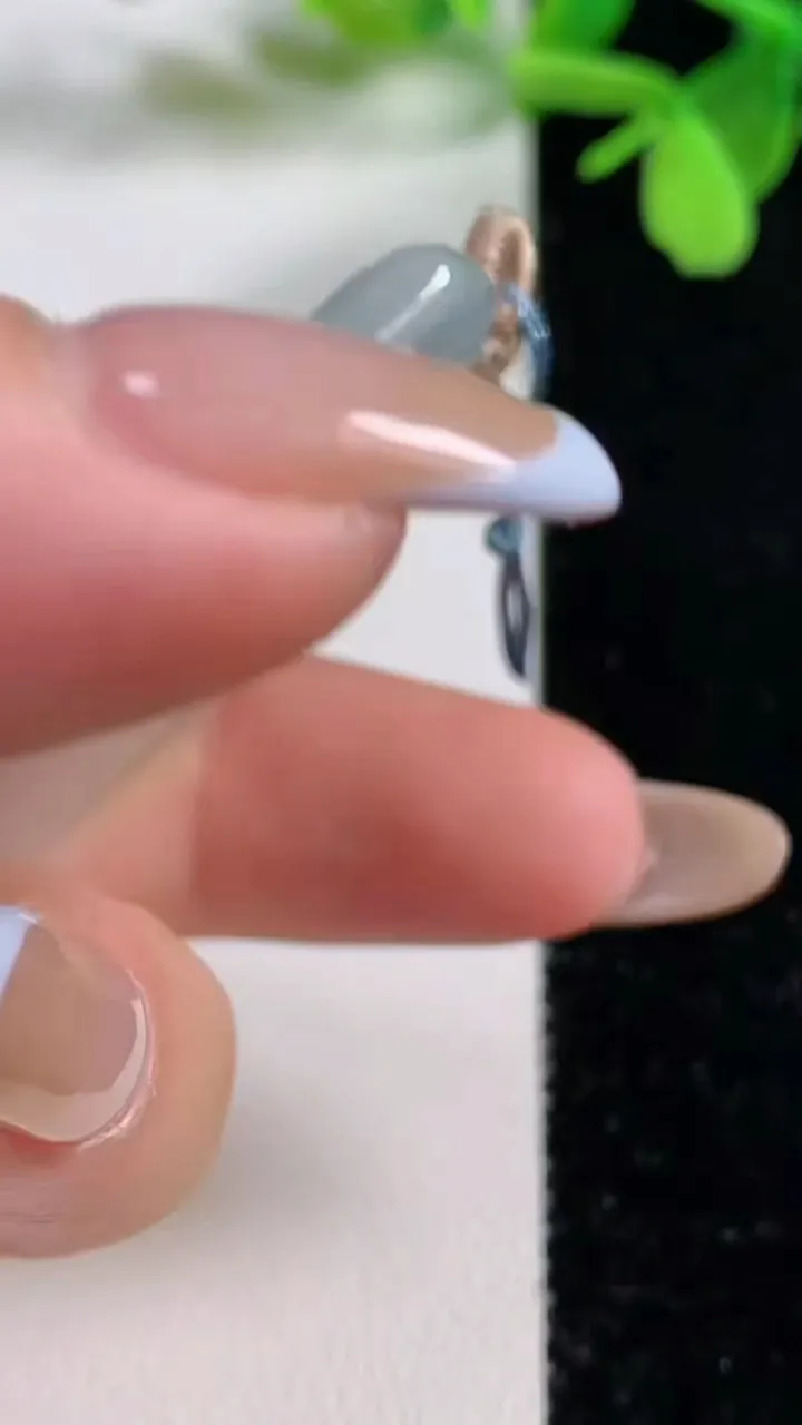 天然A货翡翠冰种飘花大日如来吊坠，尺寸51.8-40.4-5.4，重量:25.73g
11月3日