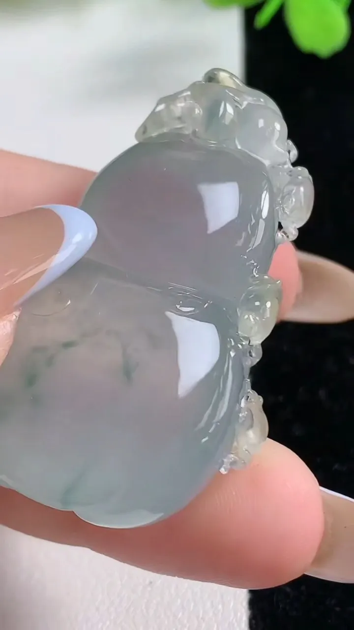 天然A货翡翠种飘花葫芦吊坠，尺寸45.7-29.2-12.6，重量:28.84g
11月3日