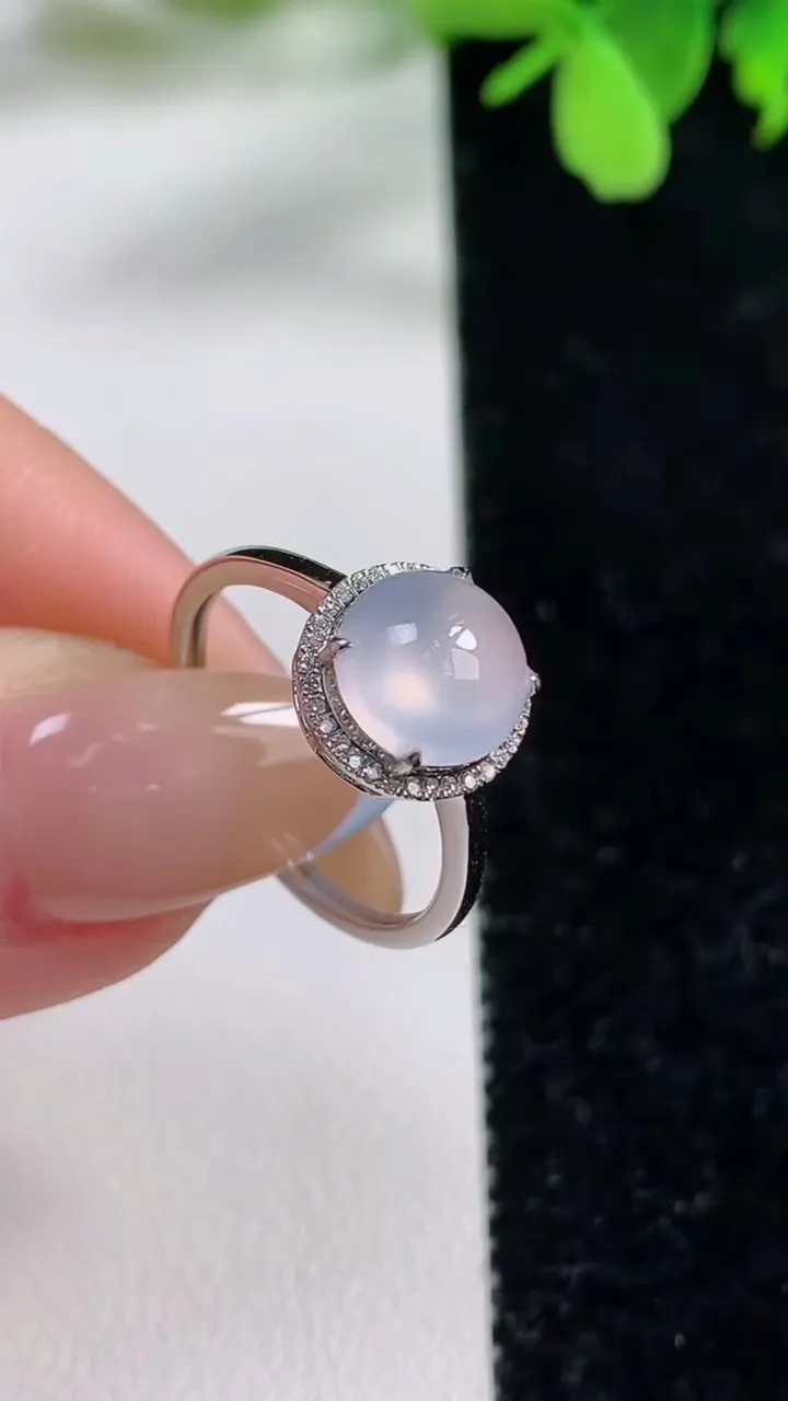 天然A货翡翠种白冰蛋面戒指，尺寸17.4-8.6-7.8-6，重量:1.66g2025年11月3日
