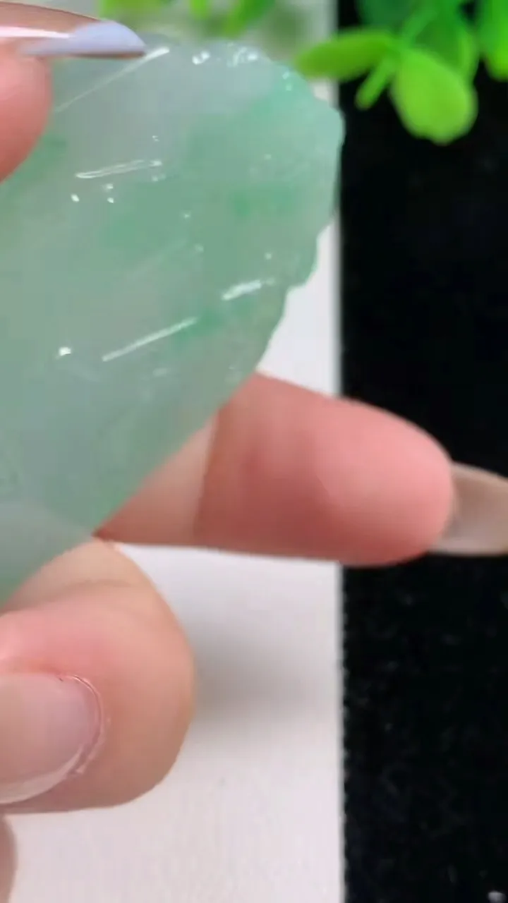 天然A货翡翠仿古无事牌吊坠，尺寸62.3-32.2-5.6，重量:31.79g
11月3日