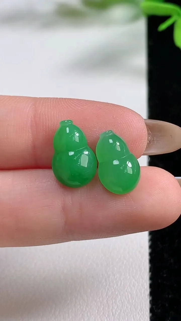 天然A货翡翠葫芦镶嵌件一对，尺寸12.8-6.7-4.2，重量:1.66g
11月3日