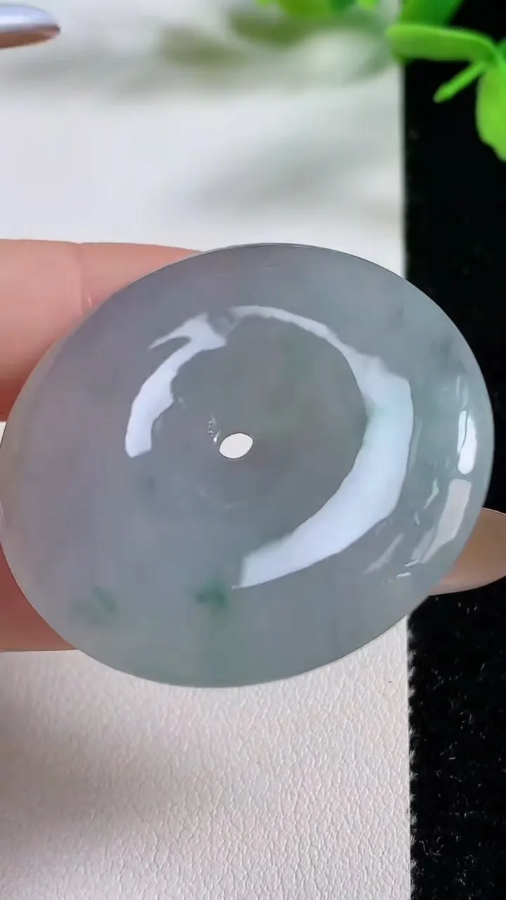 天然A货翡翠平安扣吊坠，尺寸39.8-6.5，重量:22.24g
11月3日