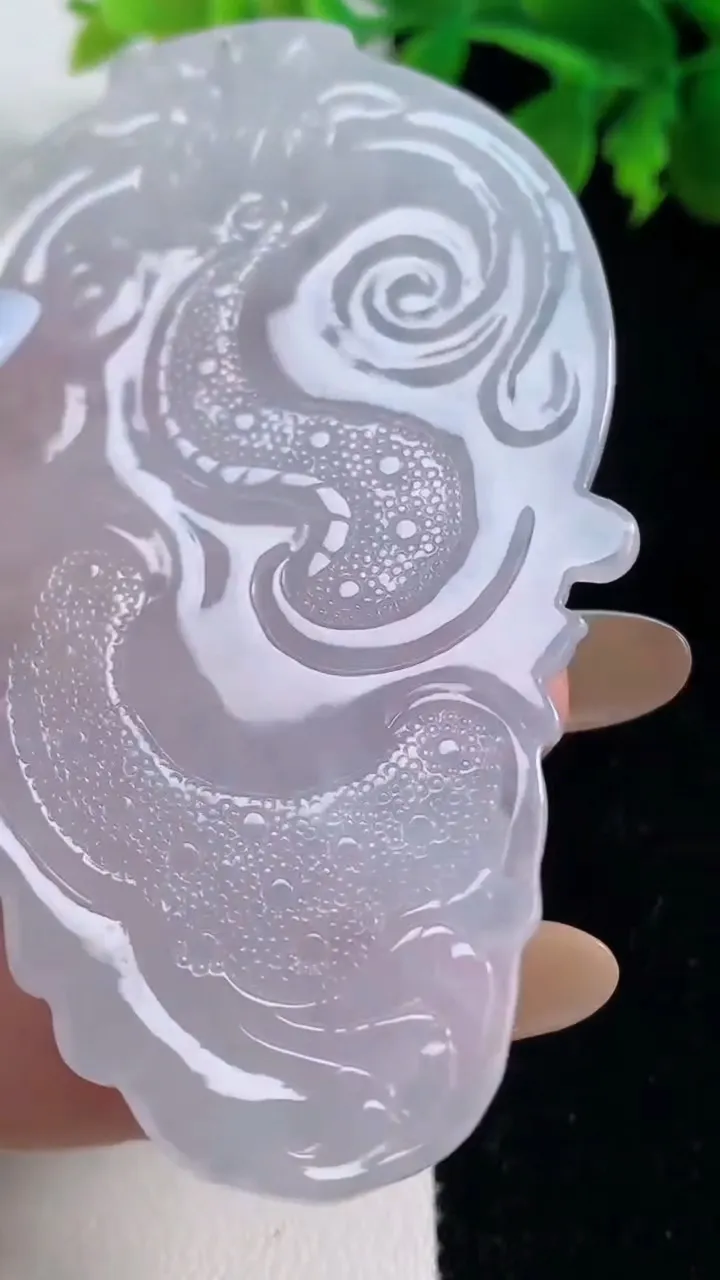 天然A货翡翠御龙千手观音吊坠，尺寸79.5-45.5-6，重量:35.26g
11月3日