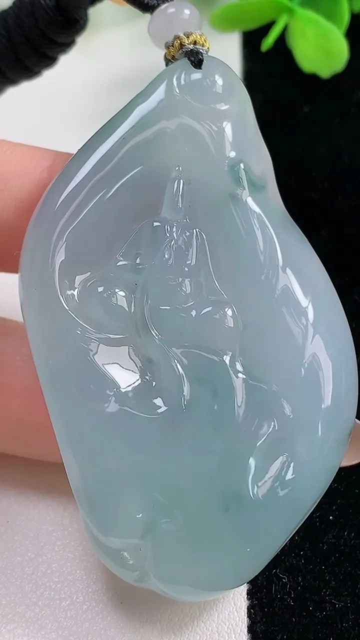 天然A货翡翠种飘花无相观音吊坠，尺寸60.5-34-8.3，重量:42.99g
11月3日
