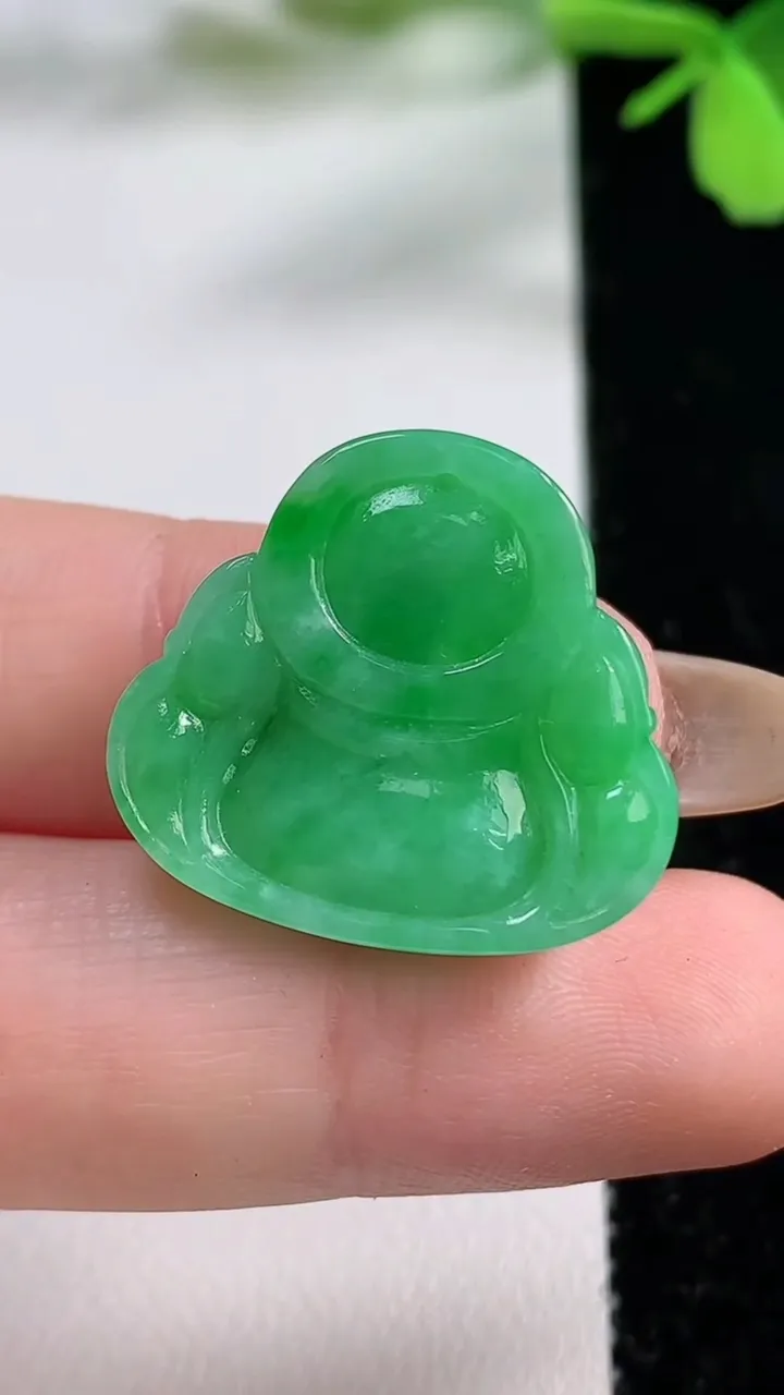 天然A货翡翠佛公吊坠，尺寸21.6-23.6-6.3，重量:4.84g
11月3日