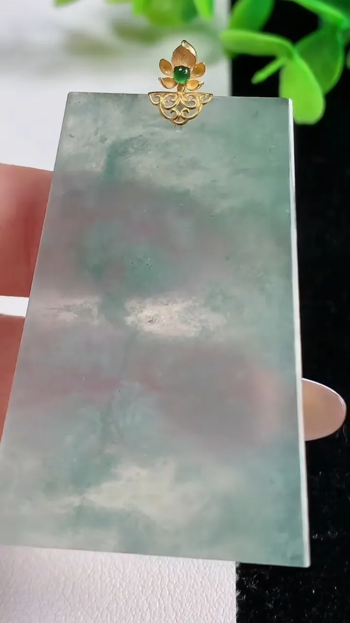 天然A货翡翠种飘花无事牌吊坠，尺寸51.6-32.7-2.7，重量:14.86g
11月3日