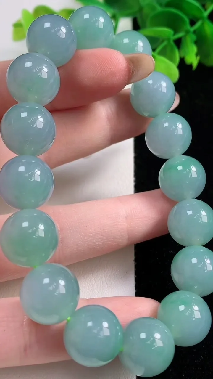 天然A货翡翠圆珠手串，尺寸12.9-16颗，重量:60.98g11月3日
工厂直销收藏佳品,种好水足，色泽均匀，有种有色，上手高大气！