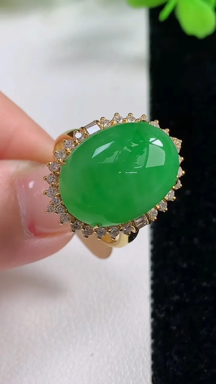 天然A货翡翠蛋面戒指，尺寸18.4-18.2-13.5-11，重量:6.86g2025年11月3日
工厂直销收藏佳品,种好水足，色泽均匀，有种有色，上手高大气！