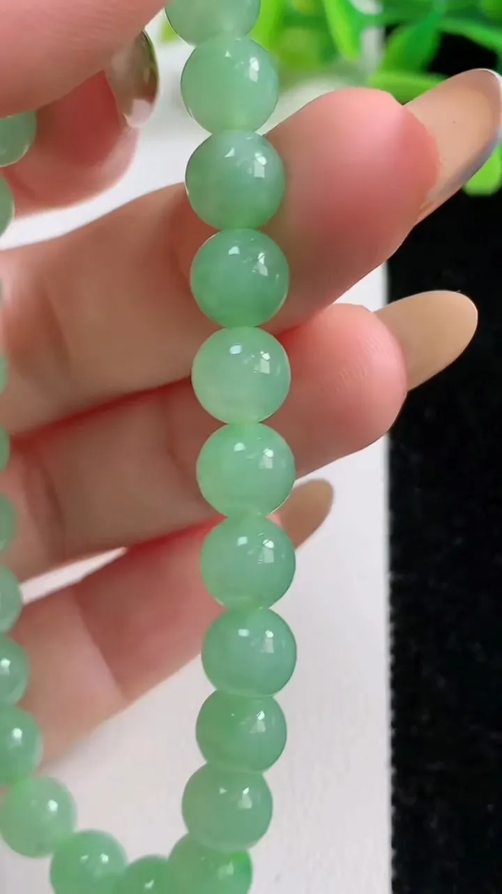 天然A货翡翠圆珠手串，尺寸7.2-26颗，重量:16.41g11月3日
工厂直销收藏佳品,种好水足，色泽均匀，有种有色，上手高大气！