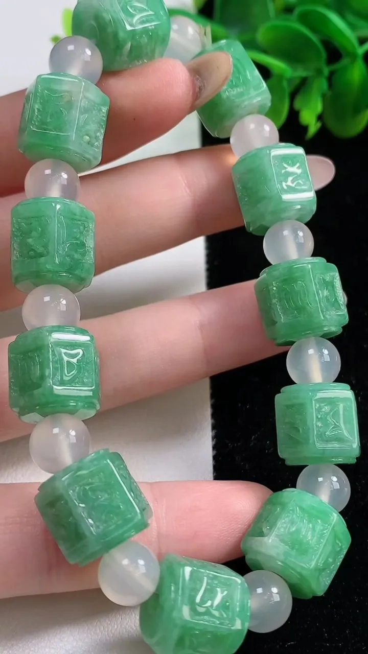 天然A货翡翠六字真言 路路通手串，尺寸11.8-11.7-11颗，重量:53.17g11月3日
工厂直销收藏佳品,种好水足，色泽均匀，有种有色，上手高大气！