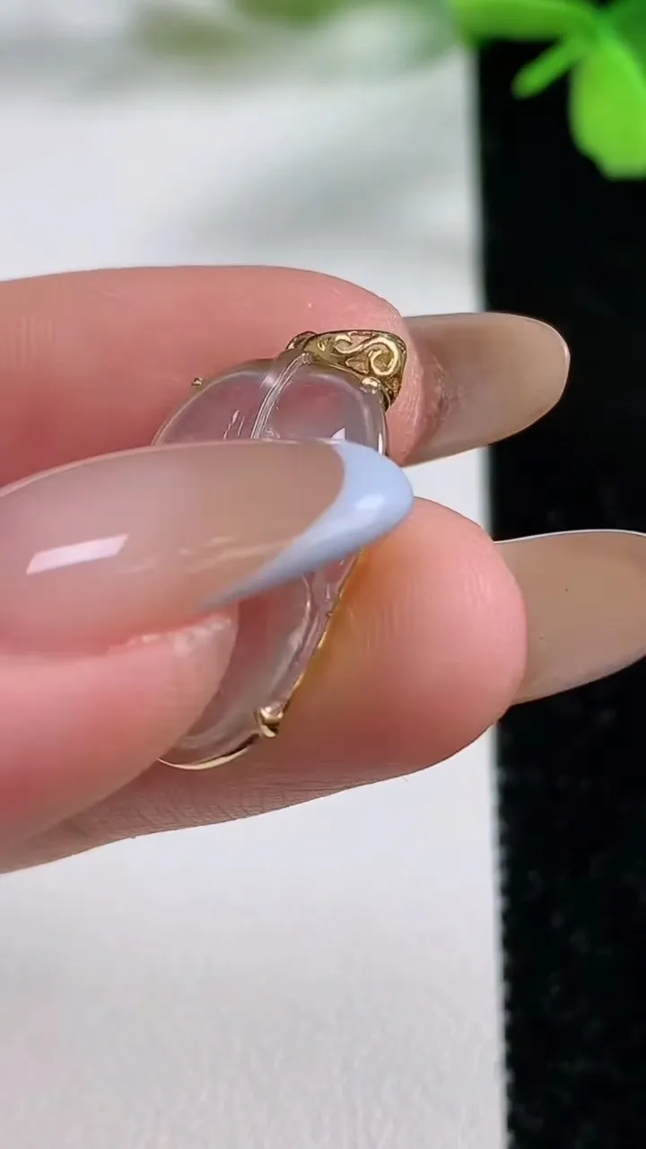 天然A货翡翠种白冰金枝玉叶  叶子吊坠，尺寸21.2-13-2.7，重量:2.31g
11月3日