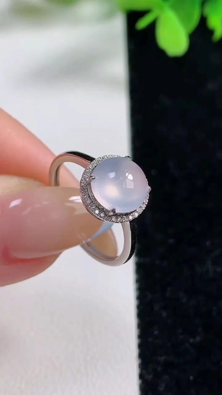 天然A货翡翠种白冰蛋面戒指，尺寸17.4-8.6-7.8-6，重量:1.66g2025年11月3日
工厂直销收藏佳品,种好水足，色泽均匀，有种有色，上手高大气！