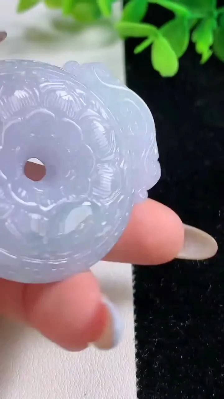 天然A货翡翠春带彩紫罗兰雕花平安扣吊坠，尺寸48.5-40.8-14.3，重量:50.95g
11月3日