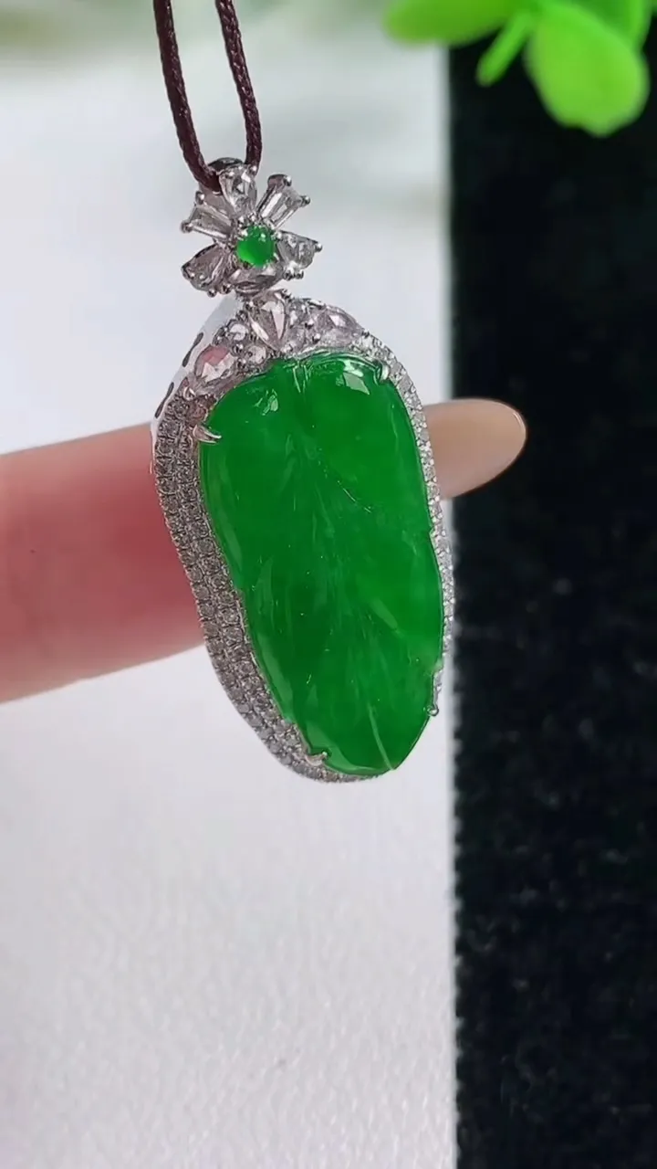 天然A货翡翠金枝玉叶 叶子耳坠，尺寸35-15-6.8，裸石23.4-10.7重量:3.80g
11