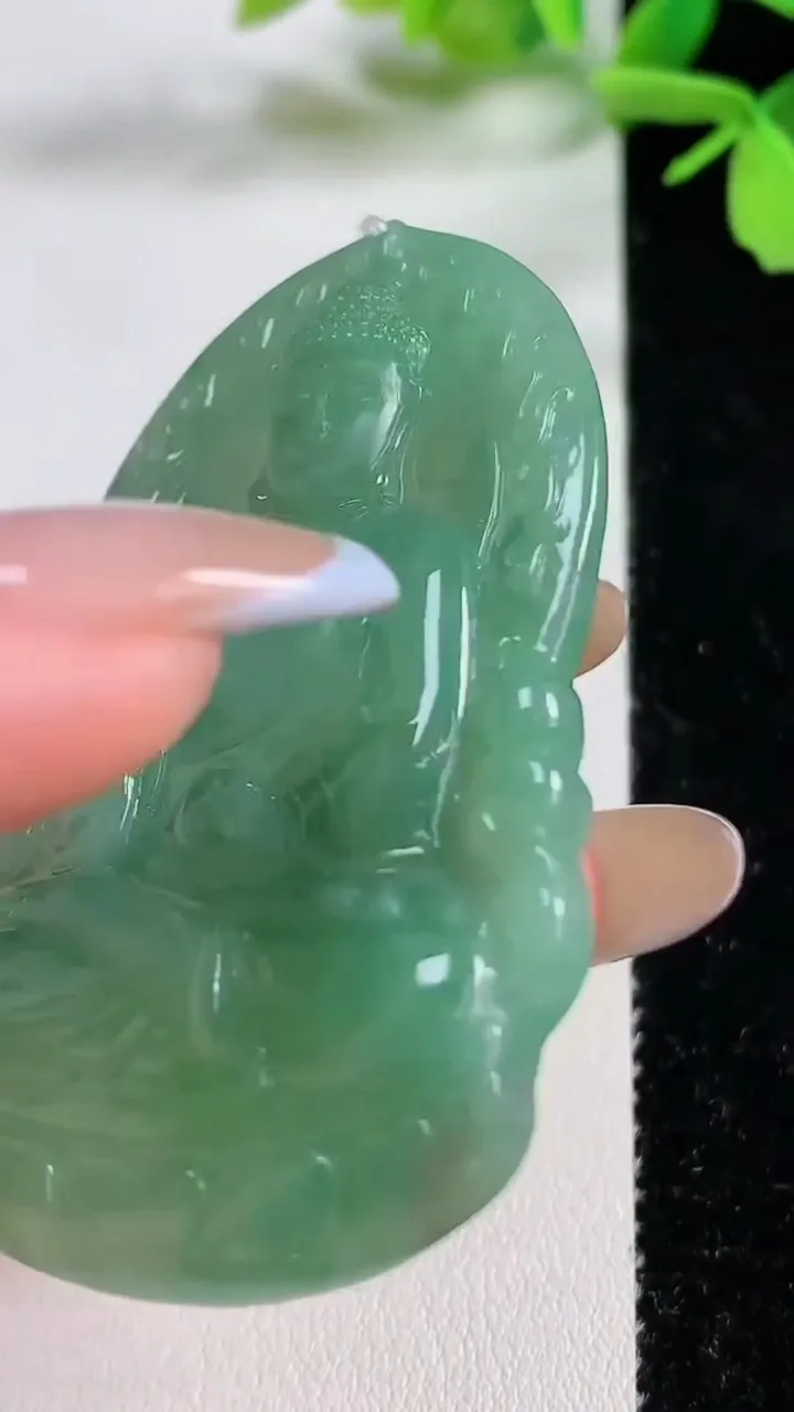 天然A货翡翠阿弥陀佛吊坠，尺寸60.3-37.2-5.7，重量:26.32g
11月3日