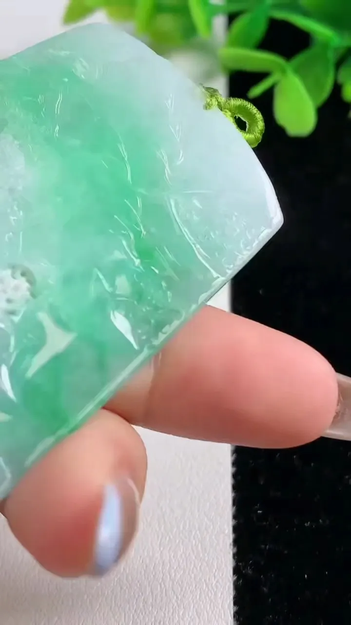 天然A货翡翠山水牌吊坠，尺寸67.3-42.5-5.8，重量:36.60g
11月3日